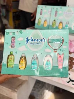 صندوق هدايا للأطفال من Johnson's